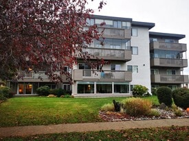 10016 Third St in Sidney, BC - Building Photo