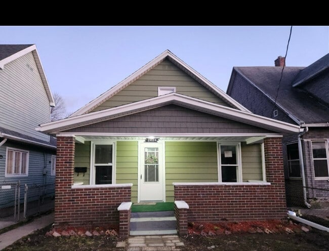 2424 Valentine St