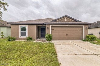 390 Shadow Lakes Dr in Lehigh Acres, FL - Building Photo - Building Photo