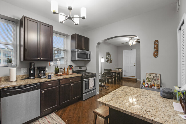 2348 W Moffat St, Unit 3R in Chicago, IL - Building Photo - Building Photo