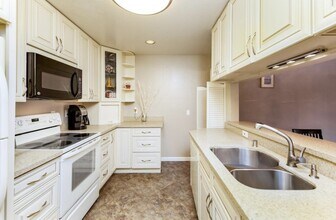 777 Morrell Ave, Unit 209 in Burlingame, CA - Foto de edificio - Building Photo