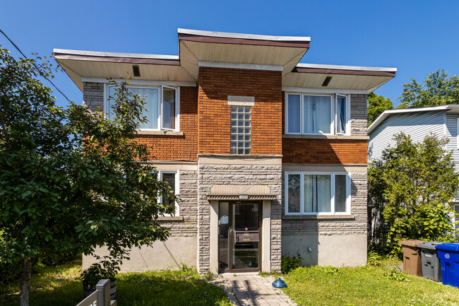 22 Desrochers Rue in Laval, QC - Building Photo - Building Photo