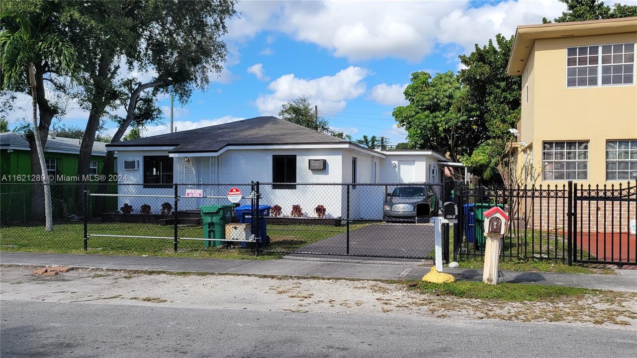 941 NW 99th St, Unit rear in Miami, FL - Building Photo
