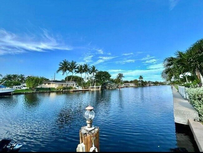 1004 Pine Dr in Pompano Beach, FL - Building Photo - Building Photo