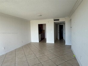 2000 NE 135th St in North Miami, FL - Building Photo - Building Photo