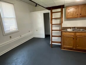 15 N Locust St, Unit C in Oxford, OH - Building Photo - Building Photo