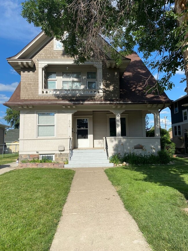 property at 304 6th Ave NW