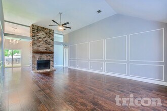 725 Rawlins Dr in Lancaster, TX - Foto de edificio - Building Photo