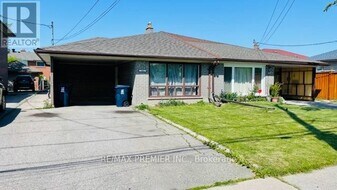 102 Northover St in Toronto, ON - Building Photo
