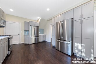 62 Bradbury Ave, Unit 1 in Medford, MA - Building Photo - Building Photo