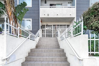 Harbor Court Apartments in Torrance, CA - Foto de edificio - Building Photo