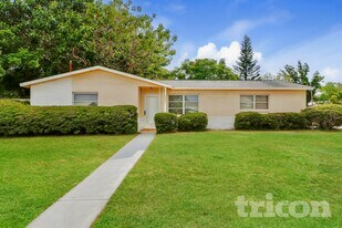 1753 Linwood Cir in Clearwater, FL - Building Photo