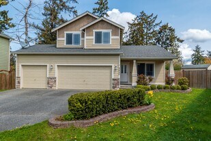 2450 SW Navigator Loop in Oak Harbor, WA - Building Photo