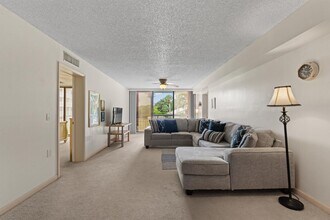 2621 Village Blvd, Unit 203 in West Palm Beach, FL - Building Photo - Building Photo