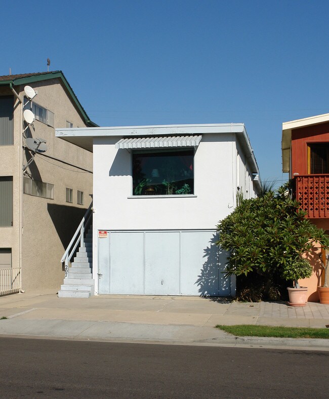 207 Ocean Ave in Seal Beach, CA - Building Photo - Building Photo