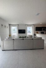 1081 NW 5th St in Florida City, FL - Foto de edificio - Building Photo