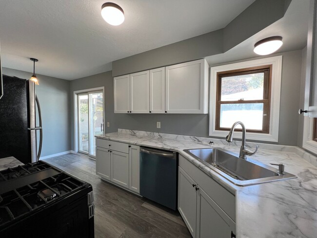 2033 15th St NW in Rochester, MN - Building Photo - Building Photo