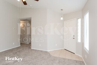 557 E Jeanne Ln in San Tan Valley, AZ - Foto de edificio - Building Photo