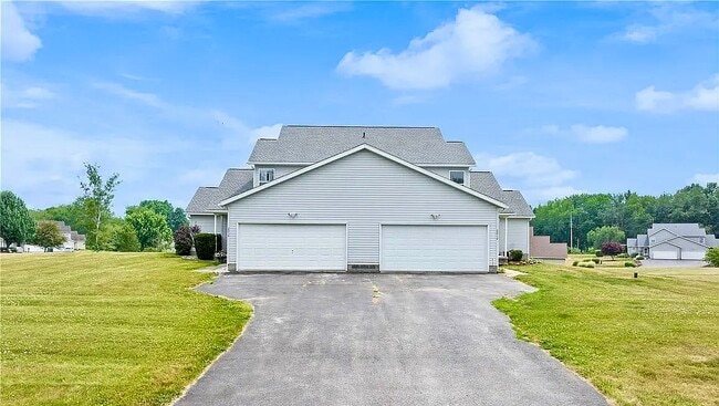 2012 Rolling Meadows Ln in Akron, OH - Building Photo - Building Photo