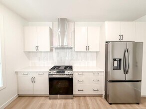 12403-12122 122 Ave NW in Edmonton, AB - Building Photo - Building Photo