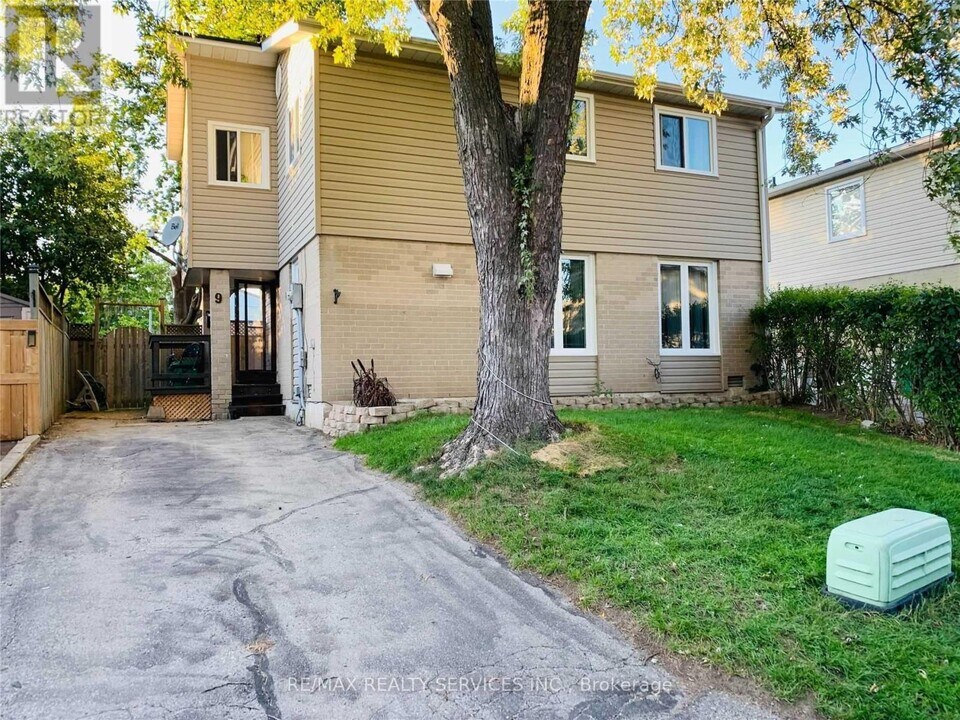 9 Holmstead Ct in Brampton, ON - Building Photo