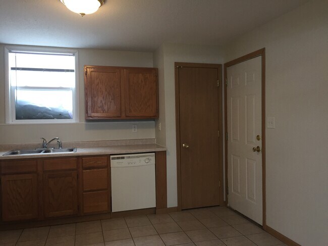 2207 S 12th St in Grand Forks, ND - Foto de edificio - Building Photo