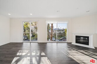 1050 S Holt Ave in Los Angeles, CA - Building Photo - Building Photo