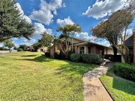 1423 W Braker Ln, Unit B in Austin, TX - Building Photo