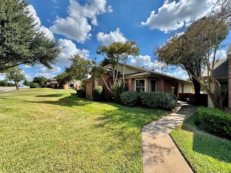 1423 W Braker Ln, Unit B in Austin, TX - Building Photo