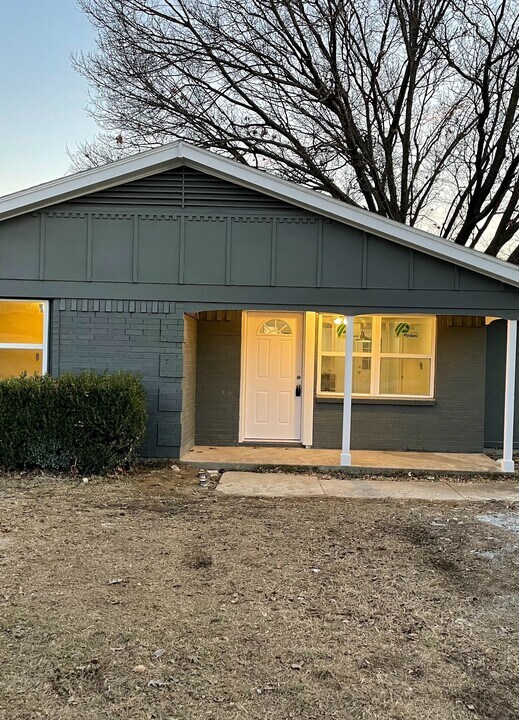 1913 San Antonio St in Grand Prairie, TX - Building Photo