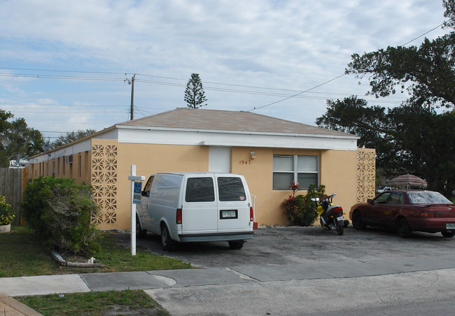 1943-1947 Buchanan St in Hollywood, FL - Building Photo - Building Photo