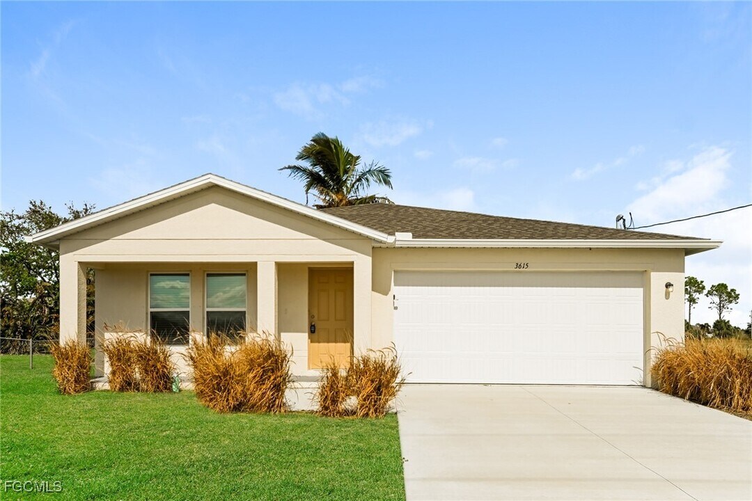 3615 Caloosa Pkwy in Cape Coral, FL - Foto de edificio