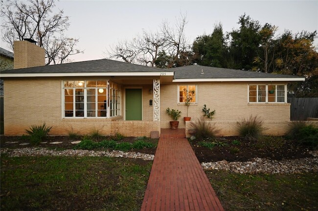 205 N Ave A