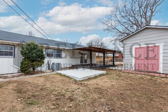 2210 W Columbine Ln in Wichita, KS - Building Photo - Building Photo
