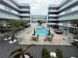 8261 NW 8th St in Miami, FL - Building Photo