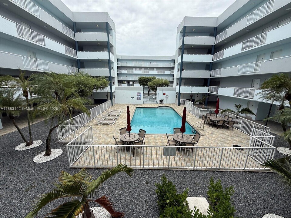 8261 NW 8th St in Miami, FL - Building Photo