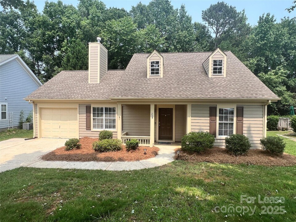 209 Indian Paint Brush Dr in Mooresville, NC - Building Photo