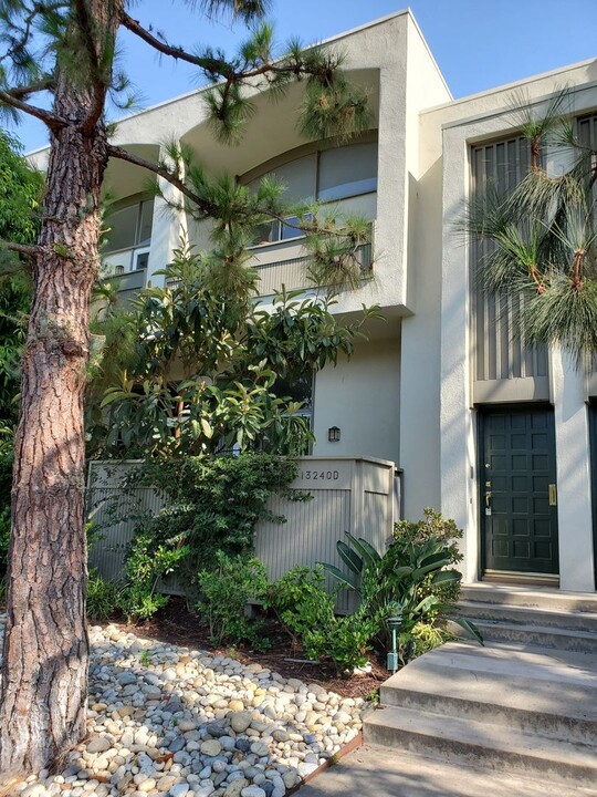 13240 Fiji Way in Marina Del Rey, CA - Building Photo