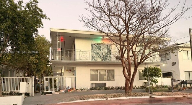 7717 Byron Ave in Miami Beach, FL - Building Photo - Building Photo