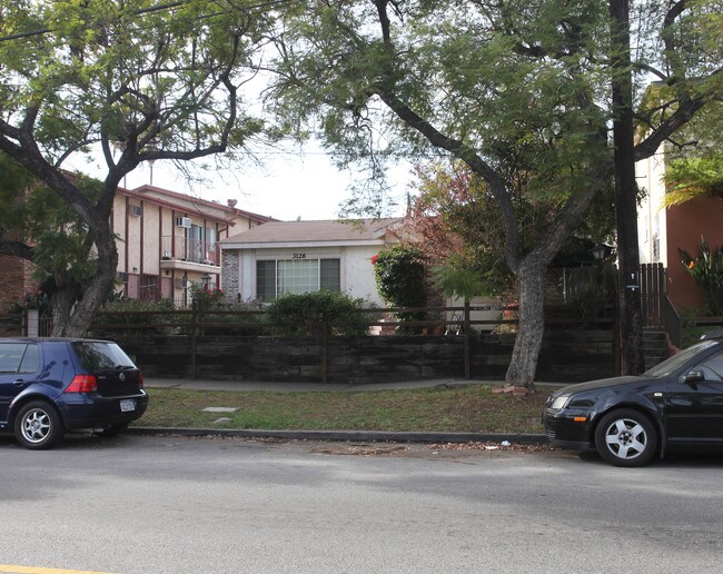 3126-3128 Rowena Ave in Los Angeles, CA - Foto de edificio - Building Photo