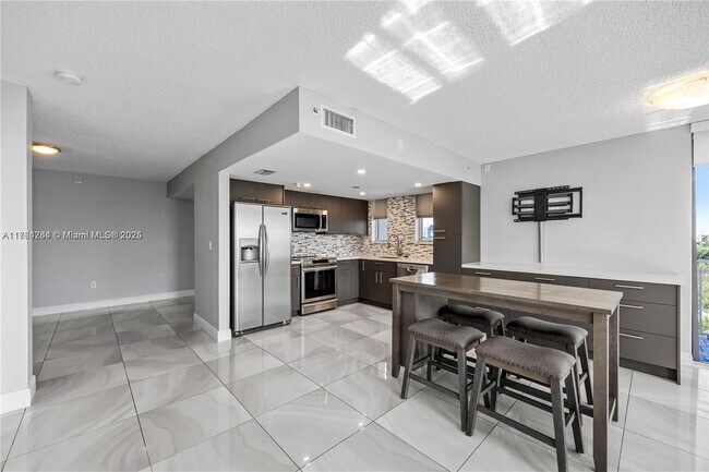 16590 NE 26th Ave, Unit 502 in North Miami Beach, FL - Foto de edificio - Building Photo