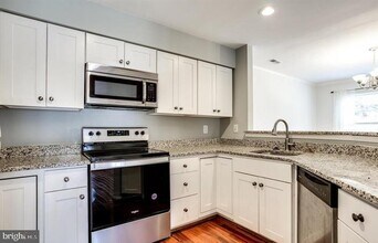 7942 Mayfair Cir in Ellicott City, MD - Building Photo - Building Photo