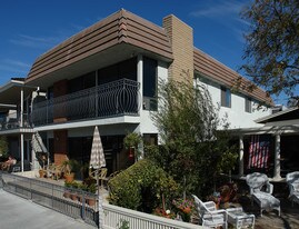 214 Grand Canal in Newport Beach, CA - Building Photo