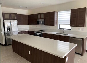 9106 NW 158th St in Miami Lakes, FL - Building Photo - Building Photo