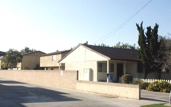 8622 Ramona St in Bellflower, CA - Foto de edificio