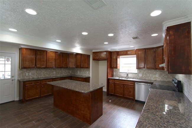 4311 Aspenglen Dr in Houston, TX - Building Photo - Building Photo