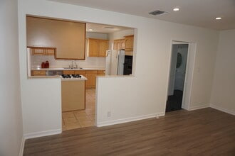 7633 Enfield Ave in Reseda, CA - Building Photo - Building Photo