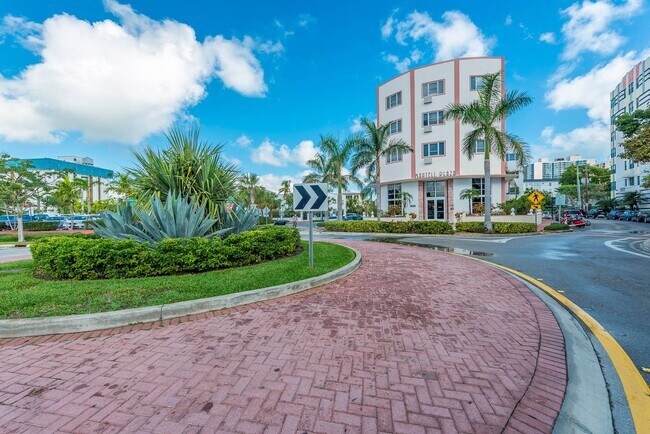 255 W 24th St, Unit 334 in Miami Beach, FL - Building Photo - Building Photo