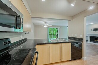 11313 NE 128th St in Kirkland, WA - Building Photo - Building Photo