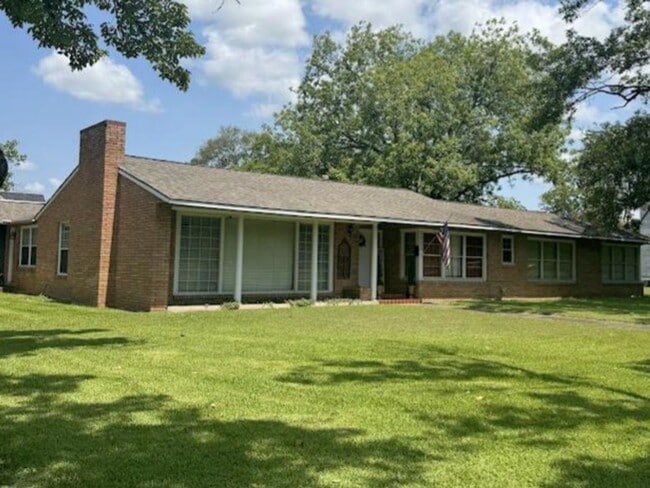 1003 E Washington Ave in Navasota, TX - Building Photo - Building Photo